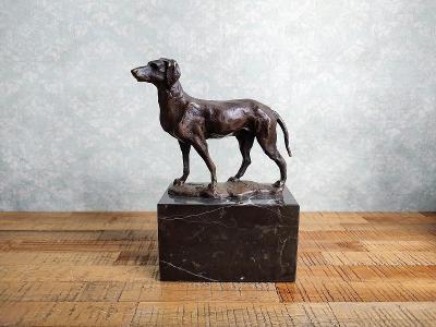 Pes - bronzová soška na mramoru