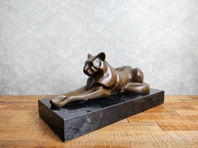 Ležící kočka - moderni bronzová soška na mramoru