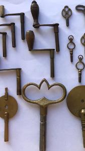 staré klíče pro kapesní, nástěnné a stolní a hodiny 17ks 