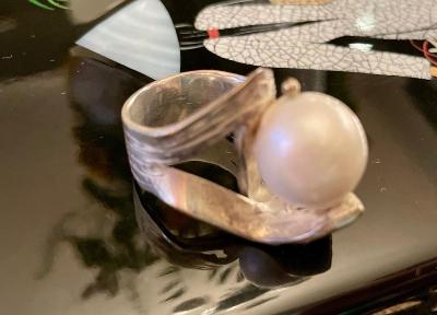 Luxusní a jedinečný stříbrný prsten s obrovskou pravou perlou 
