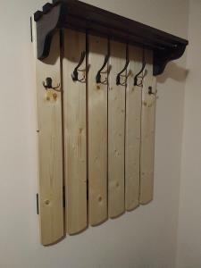 Věšákový předsíňový panel dřevěný. Masiv