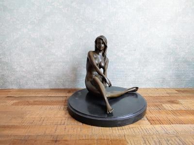 Sedící nahá žena bronzová socha soška
