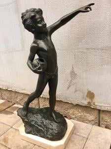 Bronzová socha dítě  s džbánem. Giovanni De Martino 55 cm.