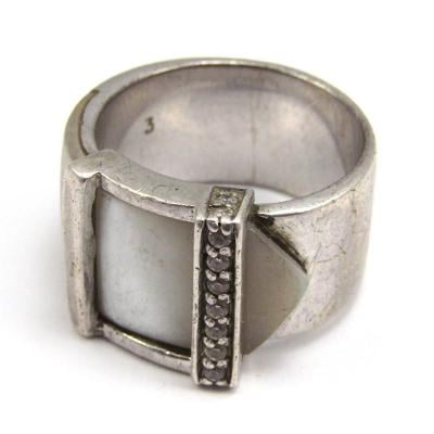 Stříbrný prsten s bílými topazy a perletí