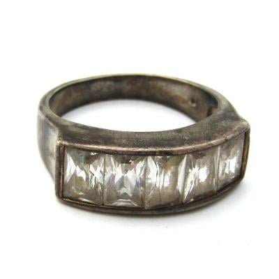 Stříbrný prsten s křišťálem