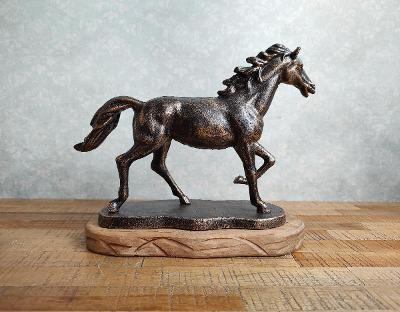 Litinová socha koně na dřevěném podstavci