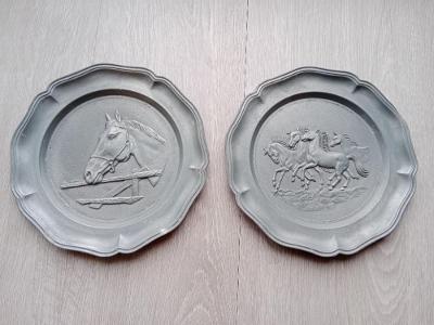 Cínový dekorativní talíř - koně