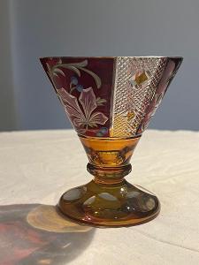 Starožitný zdobený skleněný pohár.