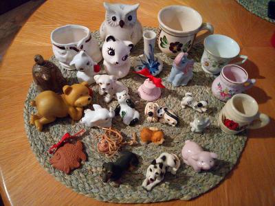 Mix drobných porcelánových a keramických předmětů