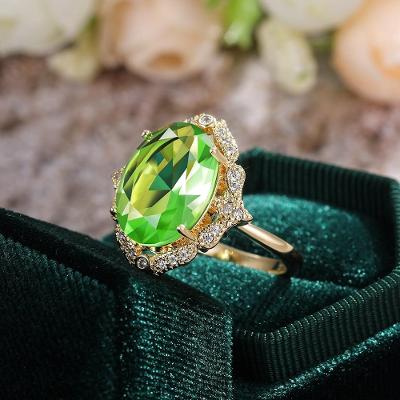 Krásný prsten s Jablečným Křemenem a imitací diamantů. Nenošený.Vel.63