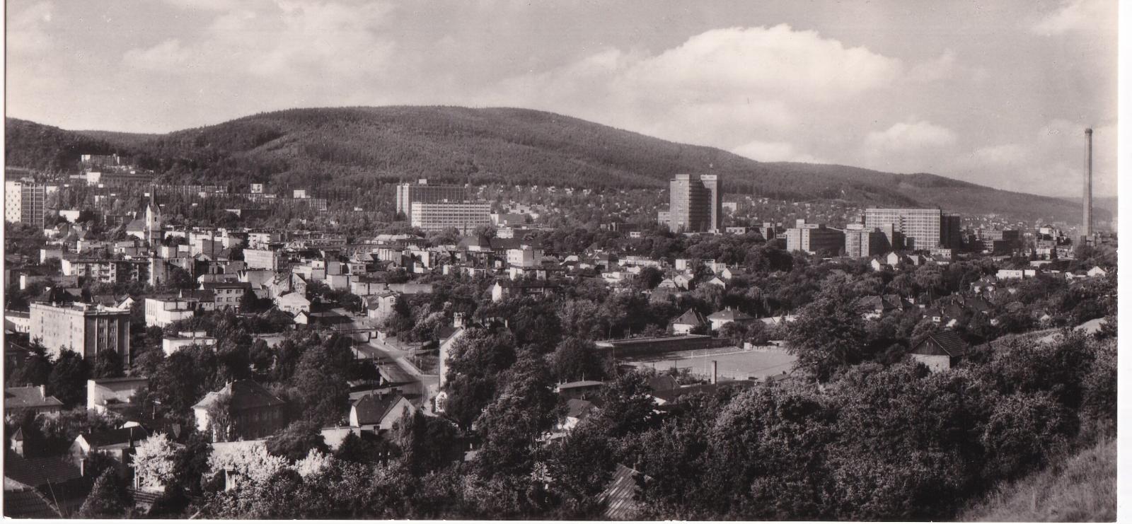 Podlhovastá pohľadnica čiernobiela – Gottwaldov, celkový pohľad - Pohľadnice miestopis