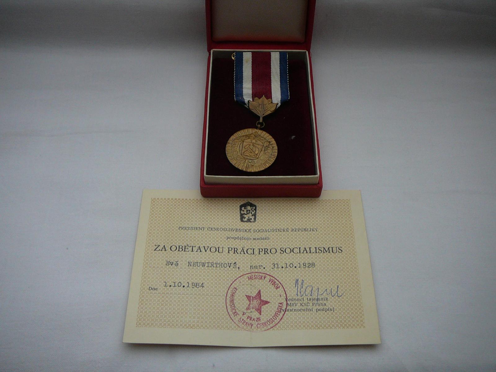 Medaila rád Za obetavú prácu socializmu dekrét - Odznaky, nášivky a medaily