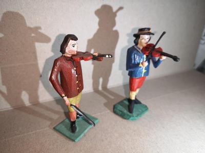 dvě staré opravované kralické figurky - hudebníci - houslisté
