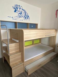 Dětská patrová postel