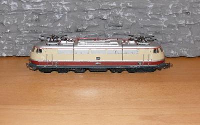 LOKOMOTIVA  pro modelovou železnici H0  velikosti (s14)
