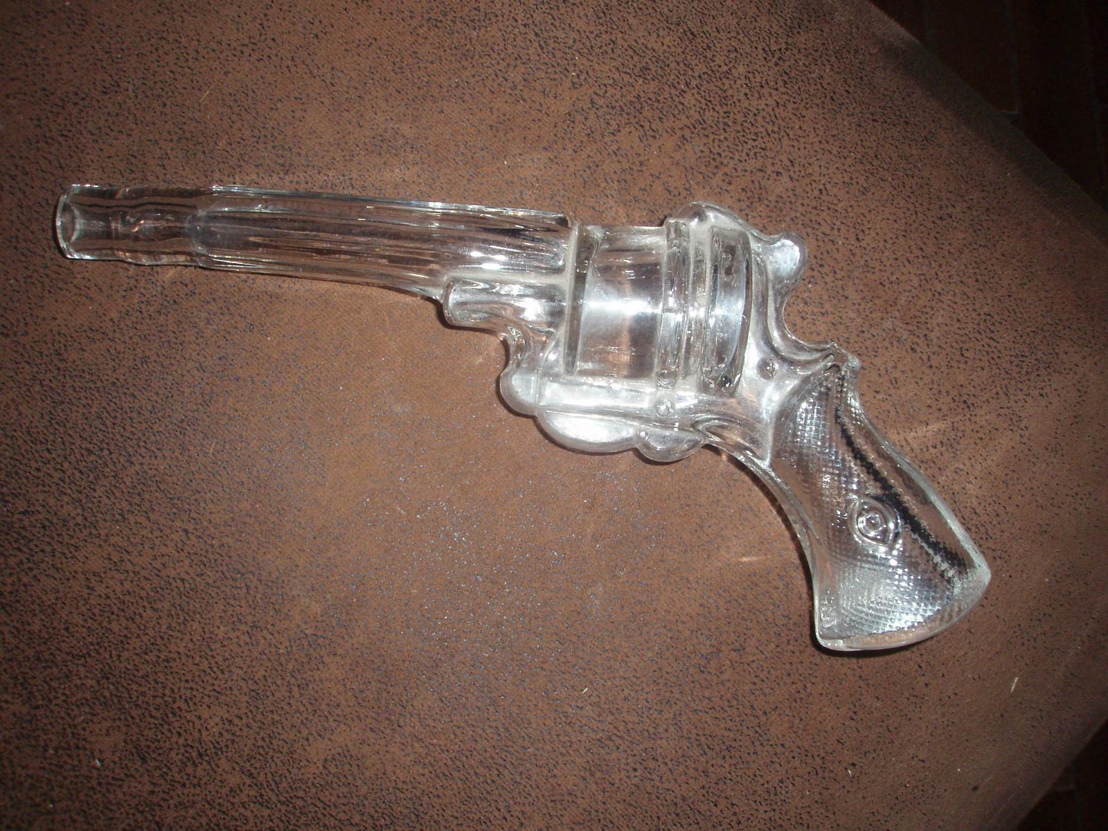 Flaška ve tvaru pistole na alkohol