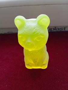 skleněná figurka medvídek uranové matované sklo