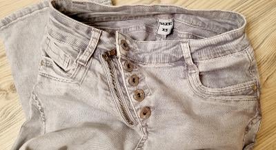 Dámské džíny s knoflíky