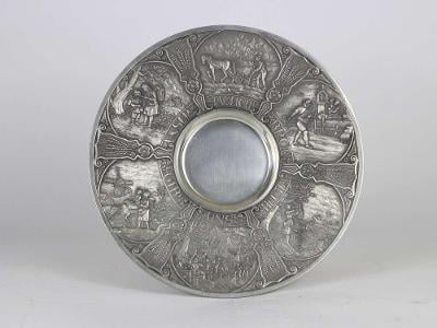 Starožitný kovový talíř s výjevem zemědělských prací