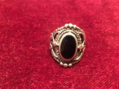 Starý stříbrný prsten s černým kamenem