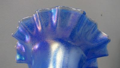 Krásná modrá váza 27cm, irizované sklo. Rakousko 1970