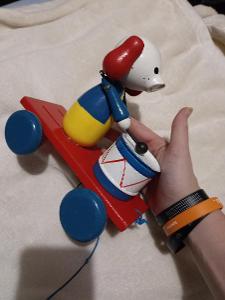 Dřevěná hračka taháci - bubnující pes