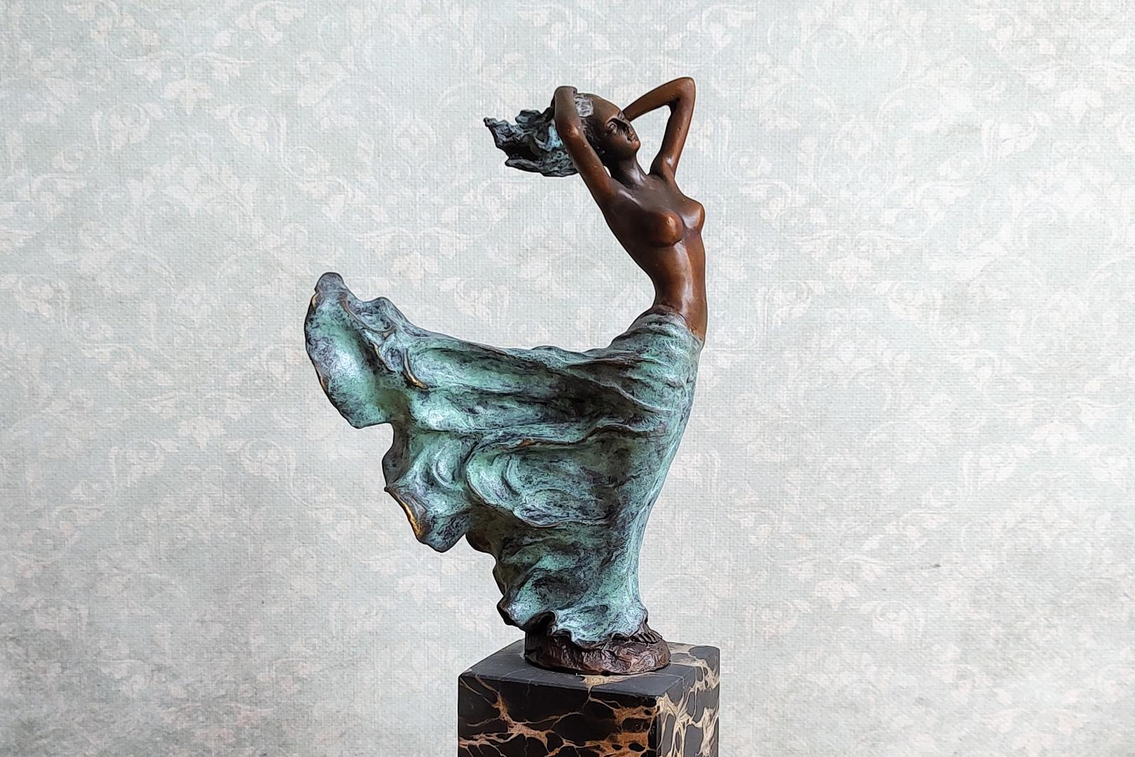 Dáma s vírivými šatami - Krásna bronzová socha soška Art deco - Starožitnosti a umenie