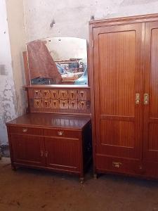 Stará Secesní dřevěná ložnice s mosazným zdobením
