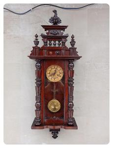 100 leté řezbované půlové nástěnné hodiny s orlicí 