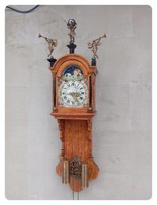 Starožitné dřevěno-mosazné figurální holandské půlové lunární hodiny