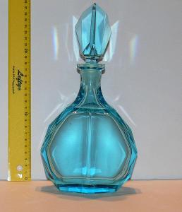 Stará masivní fazetovaná karafa s modrého tyrkysového skla