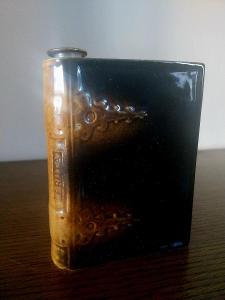 Láhev ve tvaru knihy