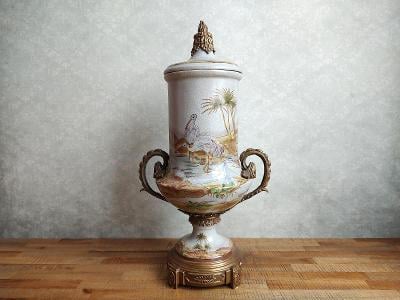 Váza z porcelánu.
