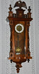 Starožitné řezbované hodiny Kienzle s orlicí 1900 