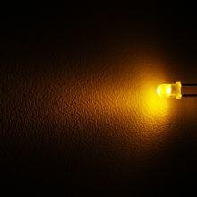 LED 3mm žlutá samoblikací 15mcd/60° difúzní