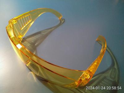 Kvalitní žluté sluneční brýle velmi účinně blokující UV záření