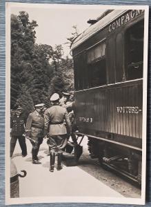 A. Hitler nastupuje do historického vagónu - Francúzsko Compiégne 1940