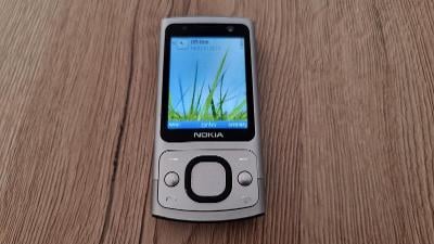 Nokia 6700S, volná na všechny operátory.
