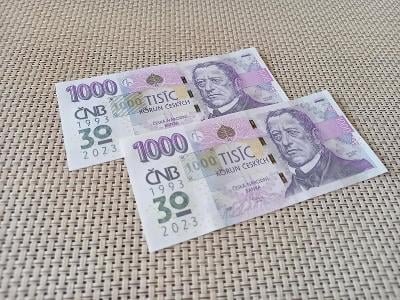 Dvě výroční bankovky 1 000 Kč s přítiskem k 30. výročí měnové odluky
