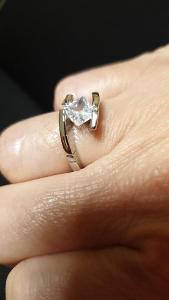 Krásný prsten s imitací čirého Diamantu. Briliantový brus. Vel.62