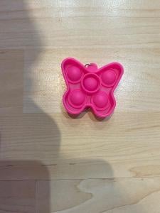 Antistresová hračka – pop it klíčenka Růžový motýlek/OD 1 KČ /