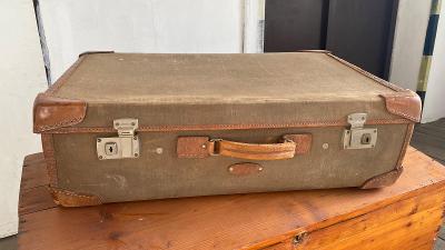 Starý hezký kufr