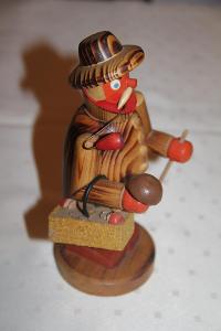 K43. dřevěný vánoční kouřící panáček františek houbař výška 21 cm