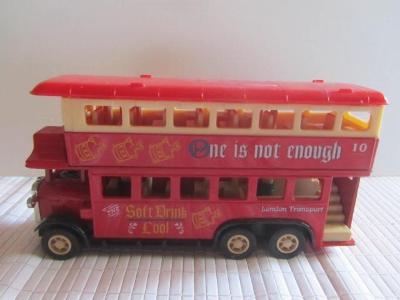 Model starého londýnskeho autobusu.