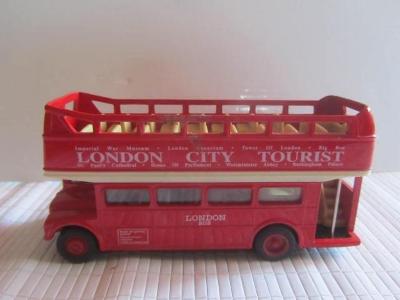 Model starého londýnského autobusu- vyhlídkový