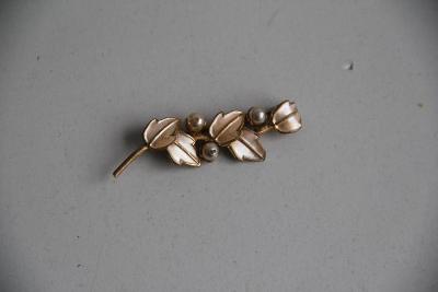 K06. krásná brož ratolest s perličkami šíře 5,6 cm