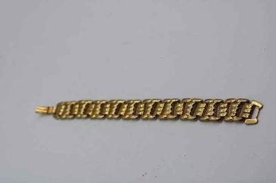K04. kovový masivní náramek zlaté barvy délka 19 cm šíře 1,5 cm