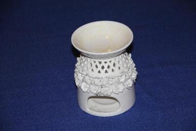 E59. Porcelánová aroma lampa s květinami, výška 13,5 cm průměr 11 cm 