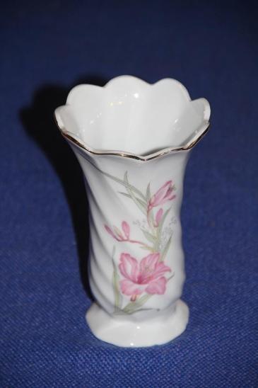 E60. Porcelánová váza s květinami, výška 15 cm průměr 9,5 cm 