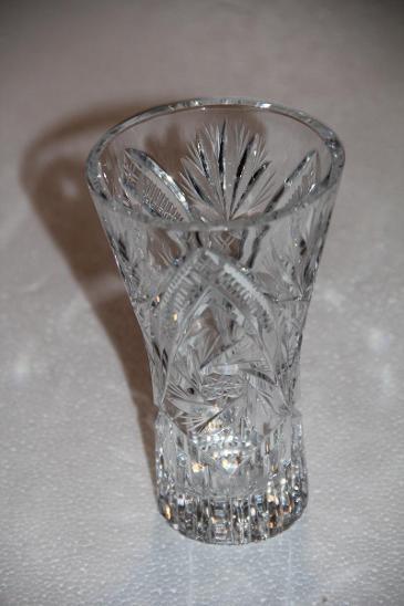 F11. Broušená váza z křišťálového skla, výška 15,5 cm průměr 9,5 cm